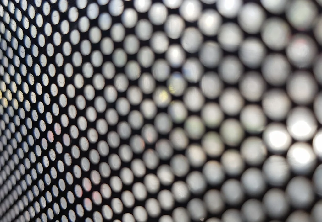 Lettrage microperforé vitre