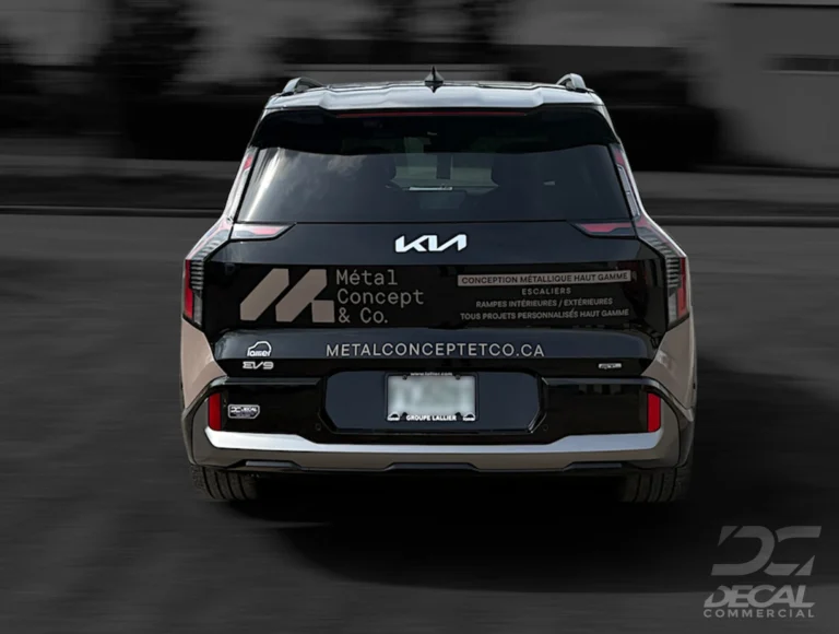 Habillage partiel arrière d'un Kia EV9 avec lettrage commercial réalisé pour Métal Concept & Co.