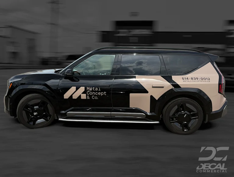 Habillage commercial sur Kia EV9 avec vinyle imprimé beige et noir pour Métal Concept & Co.